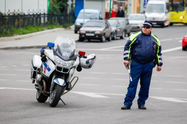 DPS polis müfettişi yakınındaki bir motosiklet