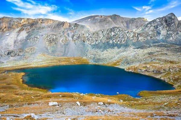 Velké jezero v horách — Stock fotografie