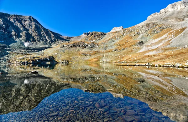 Lago di montagna con riflesso come nello specchio — Foto Stock