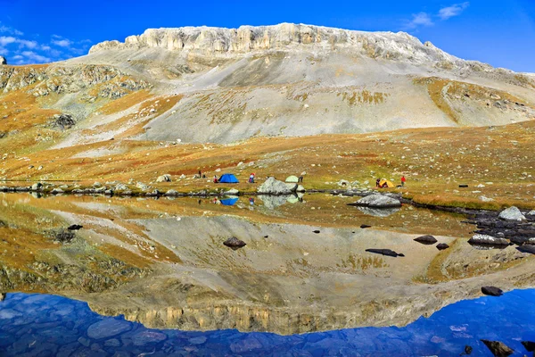 Vista simmetrica sul lago di montagna, Caucaso — Foto Stock