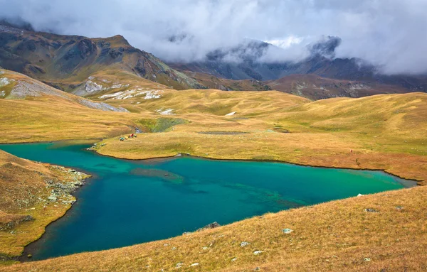 Lago alto in montagna con il tempo — Foto Stock