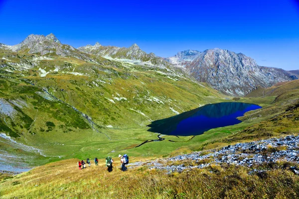 Lago de montanha Kyafar com vista panorâmica para o vale . — Fotografia de Stock