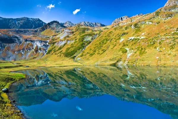 Jezero jako zrcadlo s panoramatickým výhledem na údolí. — Stock fotografie