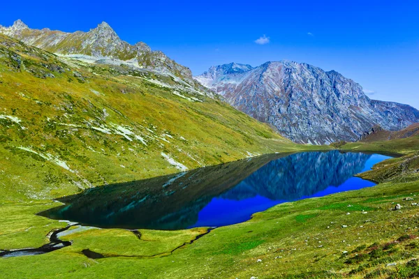 Большое горное озеро, как зеркало с панорамным видом на долину . — стоковое фото