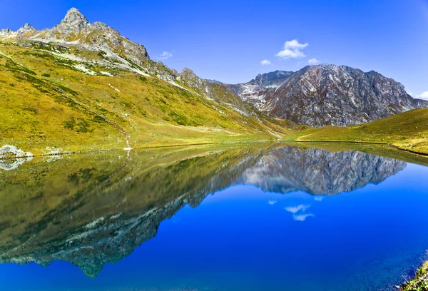 Velké horské jezero jako zrcadlo s výhledem na údolí. — Stock fotografie