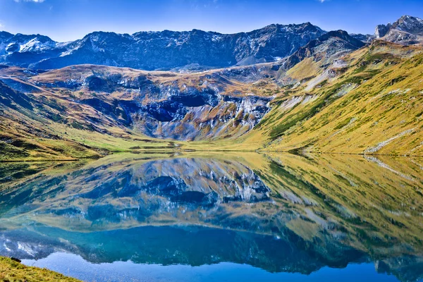 Velké horské jezero jako zrcadlo s výhledem na údolí. — Stock fotografie