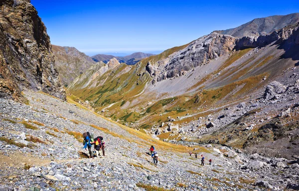 Ascenso de turistas de senderismo en grupo al paso de montaña —  Fotos de Stock