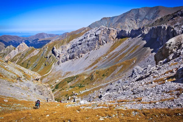 Ascenso de turistas de senderismo en grupo al paso de montaña —  Fotos de Stock