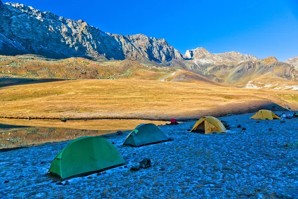 Hike tourist camp in the mountains valley. — Stock Photo, Image