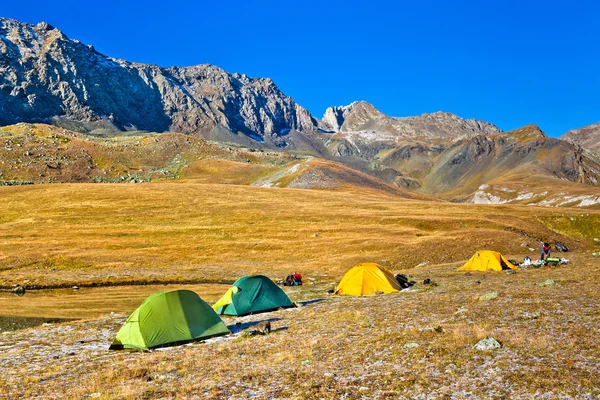 Caminhada acampamento turístico no vale das montanhas . — Fotografia de Stock