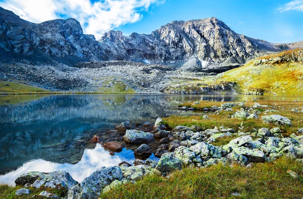 El lago de montaña —  Fotos de Stock
