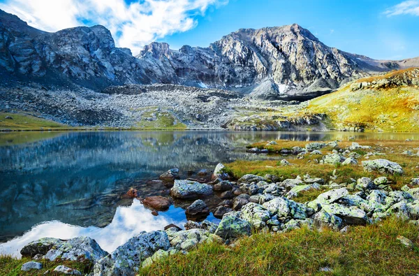 El lago de montaña — Foto de Stock