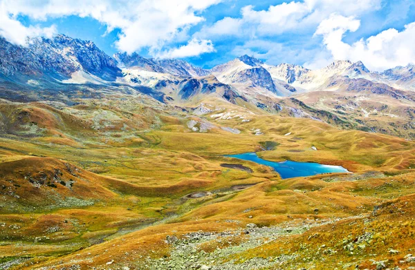 Göl ve dağların panoramik manzarasının.