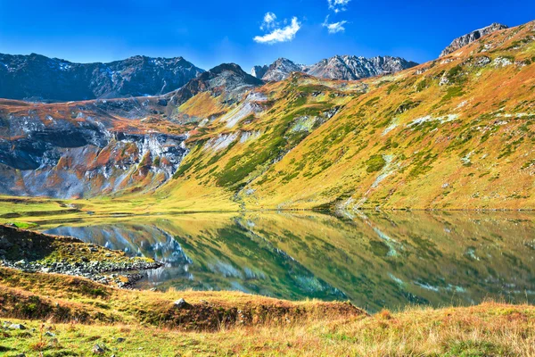 Velké horské jezero jako zrcadlo s výhledem na údolí. — Stock fotografie