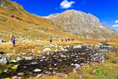 Turist grup bir dağ nehir boyunca gider