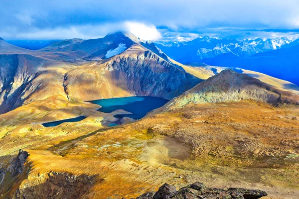 Vista panoramica dal passo di montagna sul lago e sulla valle — Foto Stock