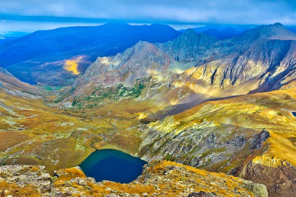 Панорамный вид с горного перевала на озеро и долину — стоковое фото
