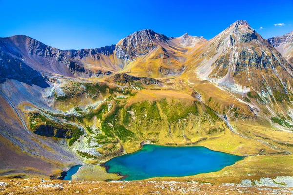 Vue panoramique depuis le col de montagne sur le lac et la vallée — Photo