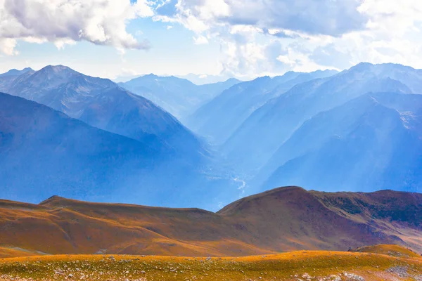 Valle di montagna prima del tramonto — Foto Stock