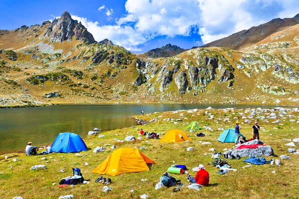 Senderismo campamento turístico en las montañas en el lago —  Fotos de Stock