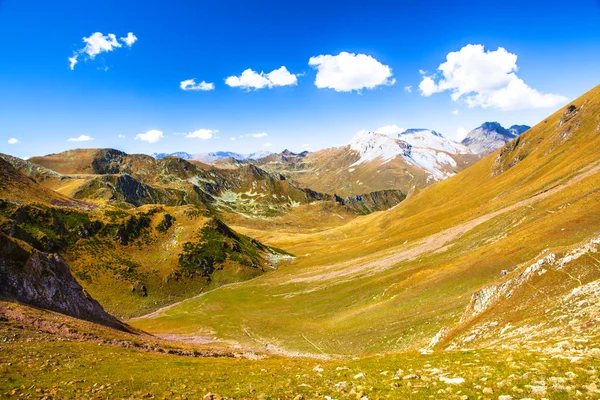 Oltre le montagne — Foto Stock