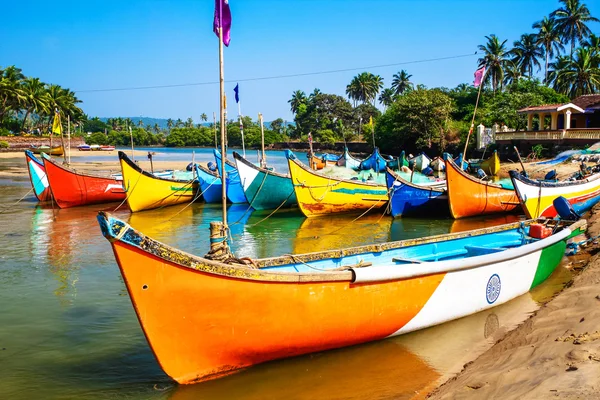 Barcos de pesca brilhantes na margem do rio — Fotografia de Stock