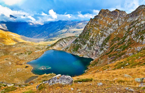 Vista panoramica dal passo di montagna sul lago e sulla valle — Foto Stock