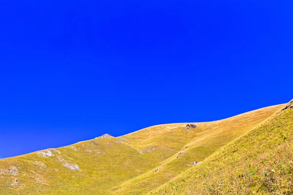 Vista minimalista de las montañas y el cielo —  Fotos de Stock