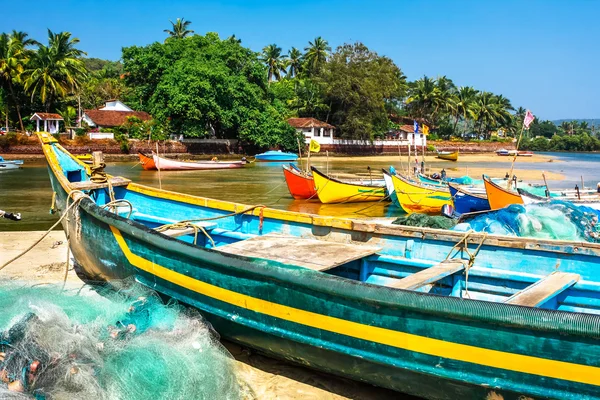 Barche da pesca sulla riva del fiume — Foto Stock