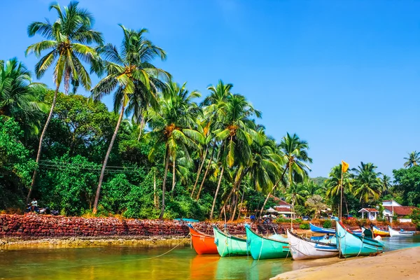 Barcos de pesca na margem do rio — Fotografia de Stock