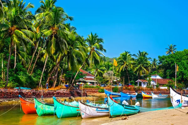 Barcos de pesca brilhantes na margem do rio — Fotografia de Stock