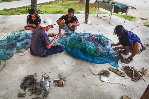 Fishermen on the dismantled catch — Stock Photo, Image