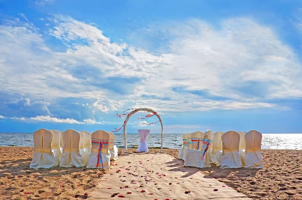Huwelijk ceremonie plaats in Europese stijl met de boog op het strand — Stockfoto