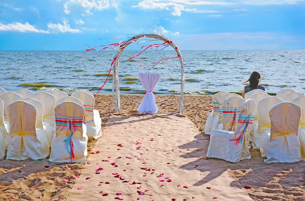 Düğün töreni yer kemer plaj ve tek başına oturan bir kız ile modern tarzda