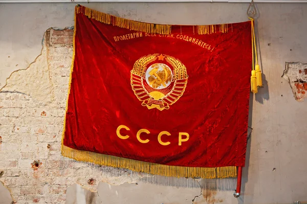 A kopott falon Szovjetunió zászlaja — Stock Fotó