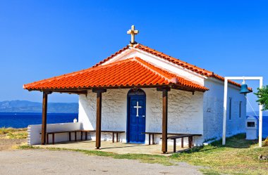 Sahilde küçük Ortodoks Kilisesi ayakta
