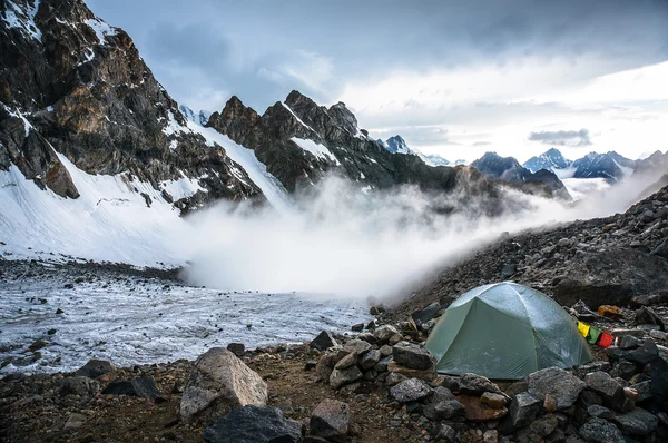 山の中で孤独なテント登山 — ストック写真