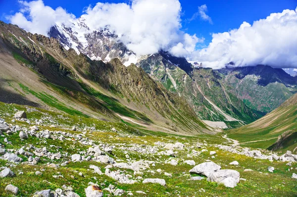 Vistas del valle y cordilleras en las nubes — Foto de Stock