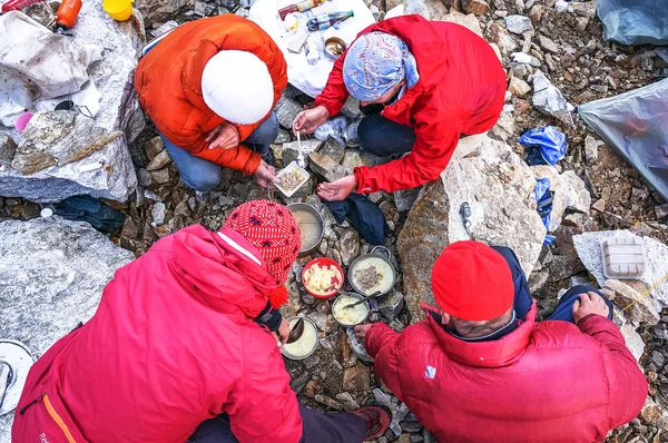 Turist grup gıda bir kamp alır. — Stok fotoğraf