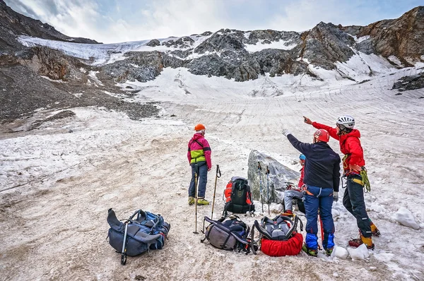Группа альпинистов обсуждает маршрут горного перевала — стоковое фото