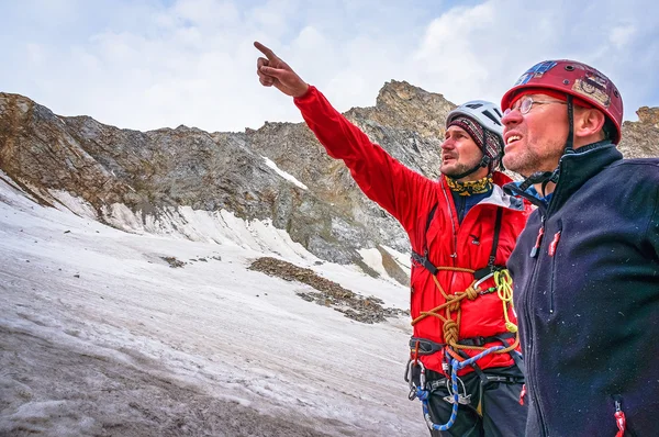 Bergsteiger diskutieren Taktik Aufstieg an die Spitze — Stockfoto