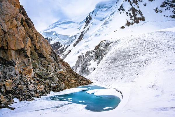 Lago de geleira no alto das montanhas — Fotografia de Stock