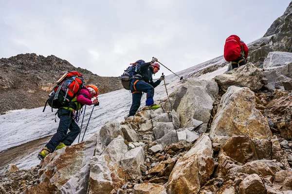 集团的登山者提升到体育远足期间山 — 图库照片