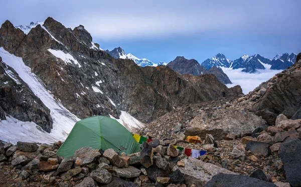 Campamento de montañeros solitarios en montañas nevadas muy altas junto al glaciar . — Foto de Stock