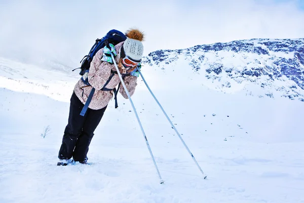 Yorgun turist Khibiny dağda hiking bir kış aylarında dinlenme — Stok fotoğraf