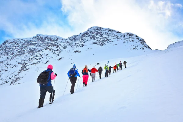 Karlı dağ geçidi üzerinde tırmanmaya turist grup — Stok fotoğraf