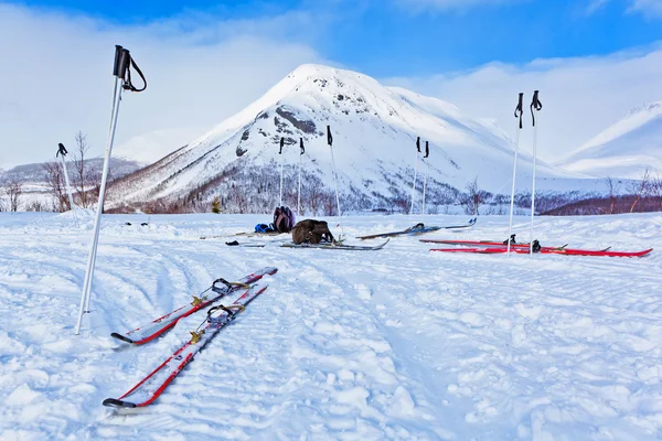 Skiën in de winter bergen op de achtergrond — Stockfoto