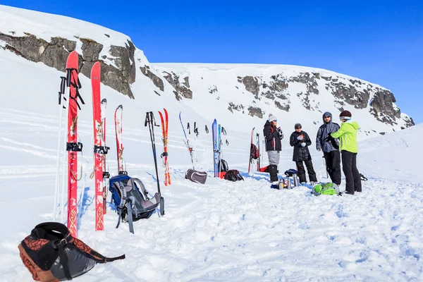 Gruppe von Touristen rastet aus und trinkt Tee während ihrer Skitour in den Bergen der Arktis, hibiny Stockbild