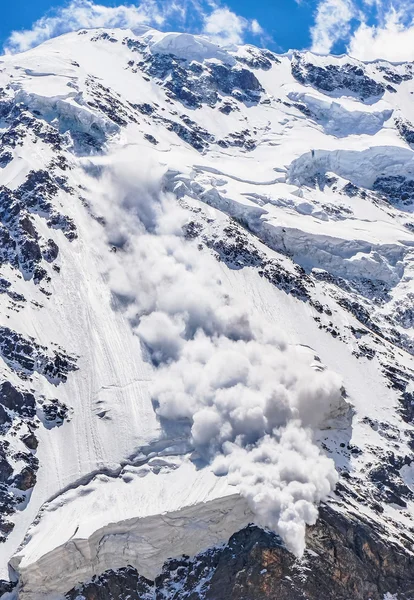 Poder da natureza. Avalanche no Cáucaso — Fotografia de Stock