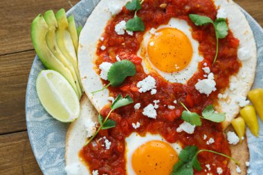 Huevos rancheros dilimlenmiş avokado ile closeup